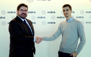 El director de Innovación y Estrategia de Indra, Manuel Ausaverri, y el consejero delegado de SociosInversores.com, Javier Villaseca, en la firma del convenio de colaboración