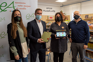 Indra donates tablets to the Educo Foundation to contribute to the fight against child suffering in the Polígono Sur of Seville