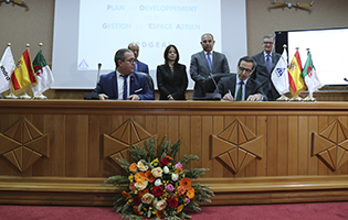 22/02/2018 - Gonzalo Gavín, Responsable de ATM Internacional, firma el nuevo contrato con ENNA, el proveedor de servicios de navegación aérea de Argelia 