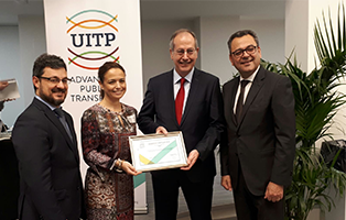Berta Barrero durante la firma de adhesión a UITP, la principal asociación global del transporte