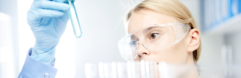 Mujer en un laboratorio