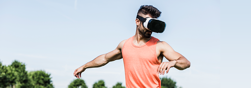 Chico haciendo deporte con unas gafas de realidad virtual