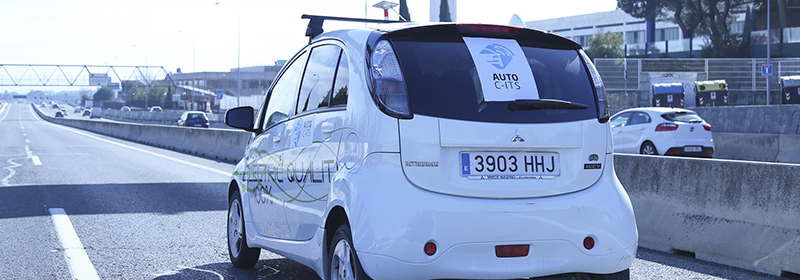 Indra prueba cómo mejora la capacidad y la seguridad del tráfico y de los coches autónomos al conectar infraestructuras y vehículos Indra prueba cómo mejora la capacidad y la seguridad del tráfico y de los coches autónomos al conectar infraestructuras y vehículos