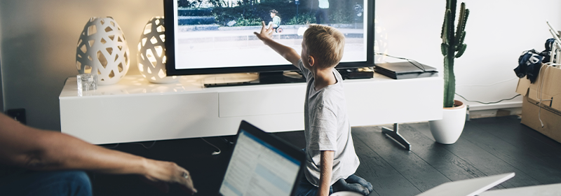 Niño utilizando smart tv