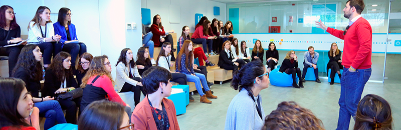 Jóvenes universitarias durante el Indra Hack Day