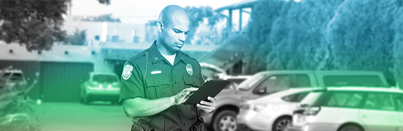 Policía con una tablet