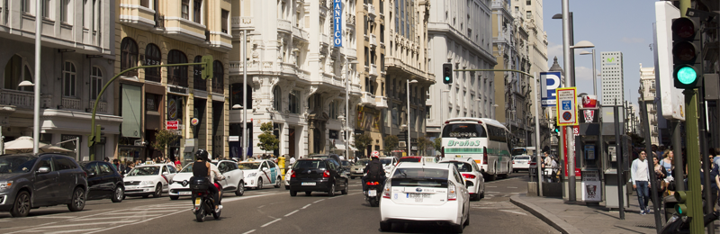 Coches en Gran Vía de Madrid